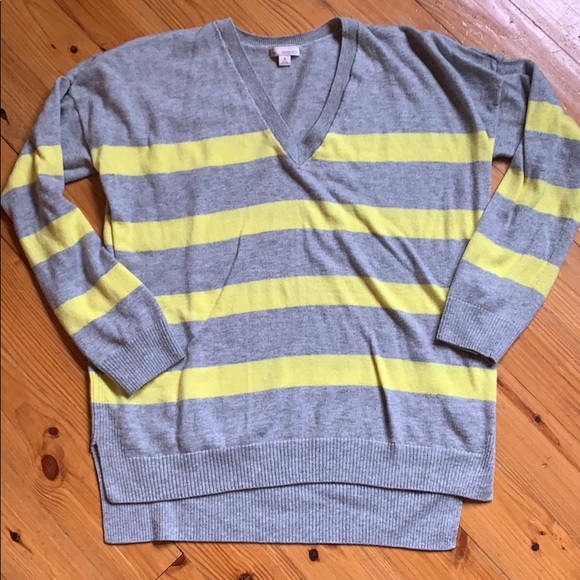 Gap Petite Med V-neck Lightweight Sweater 🦋 3/$25 - Picture 1 of 5